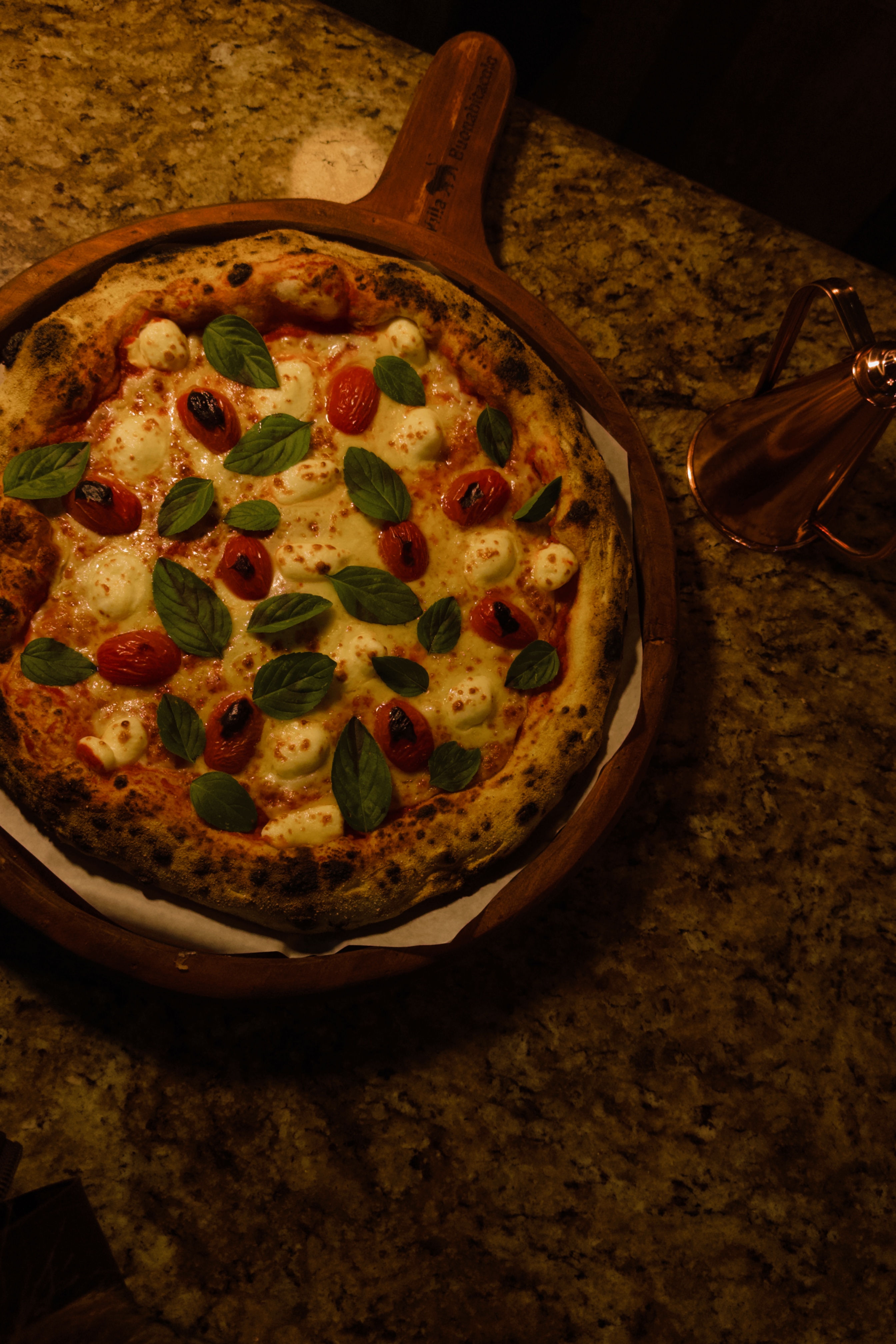 Pizza napolitana artesanal saindo do forno